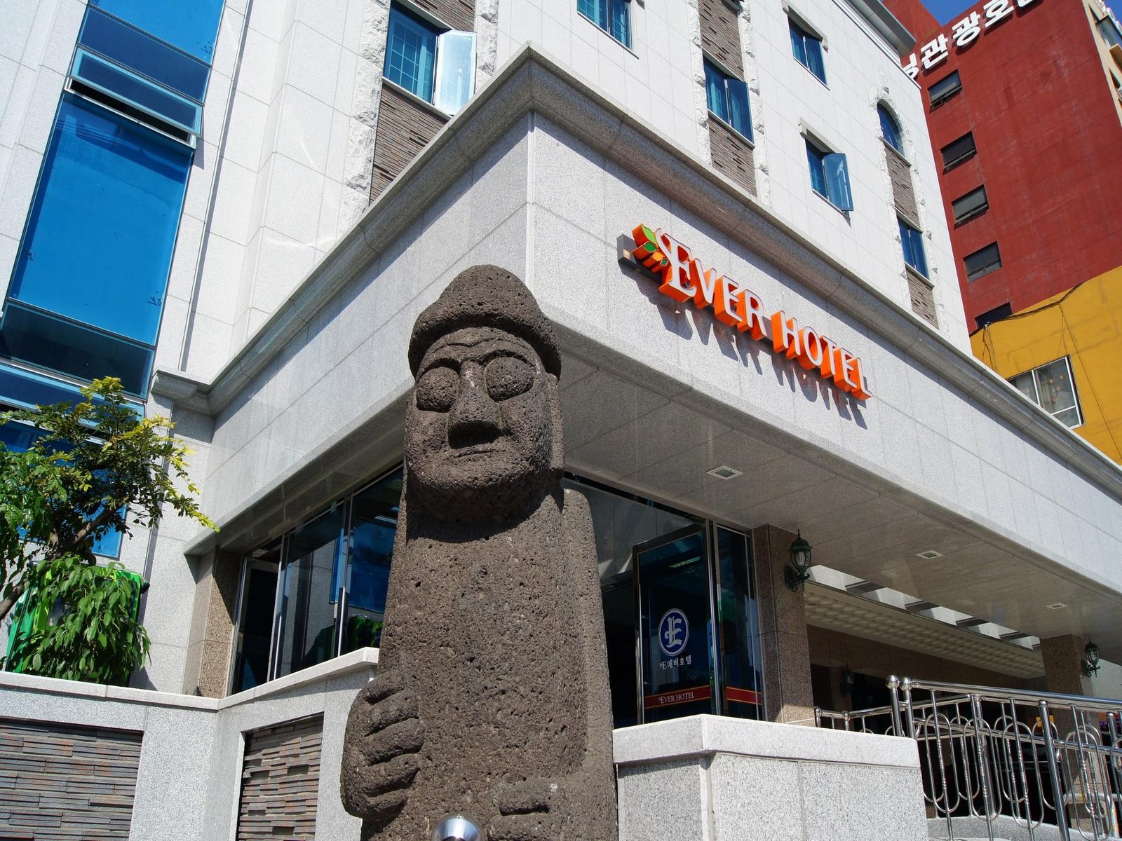 제주 시내 에버호텔과 주변 거리