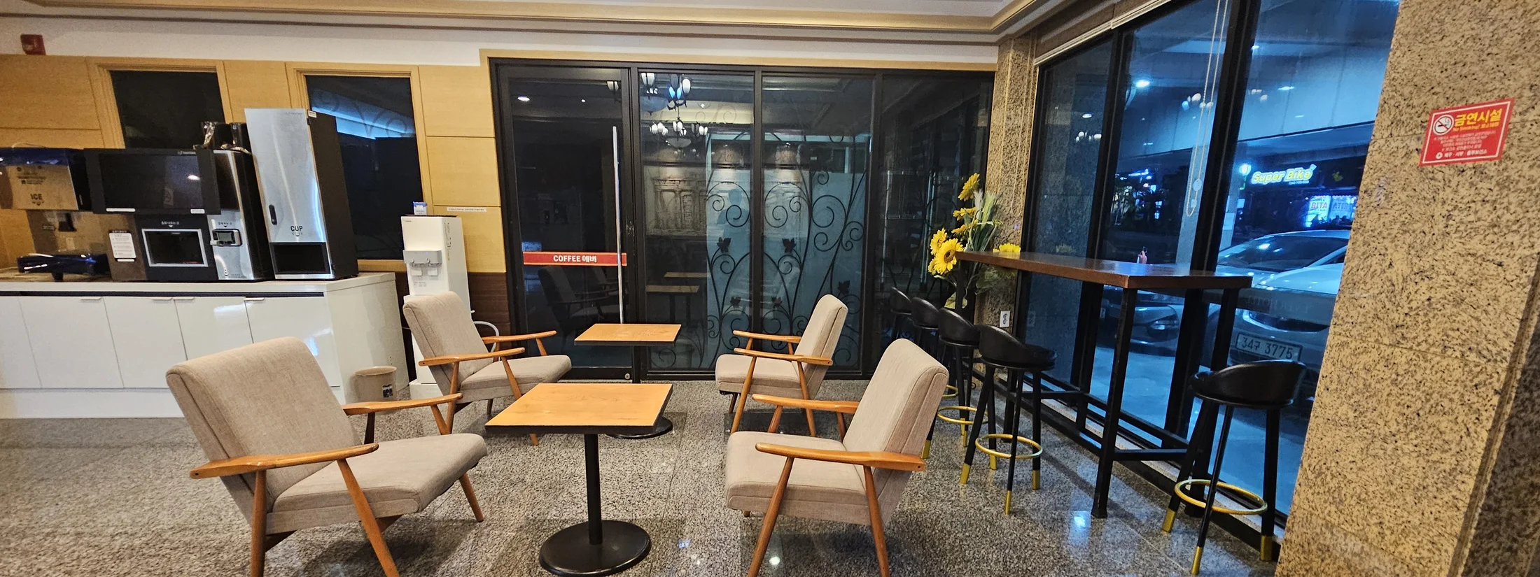 에버호텔 카페 좌석과 커피 공간
