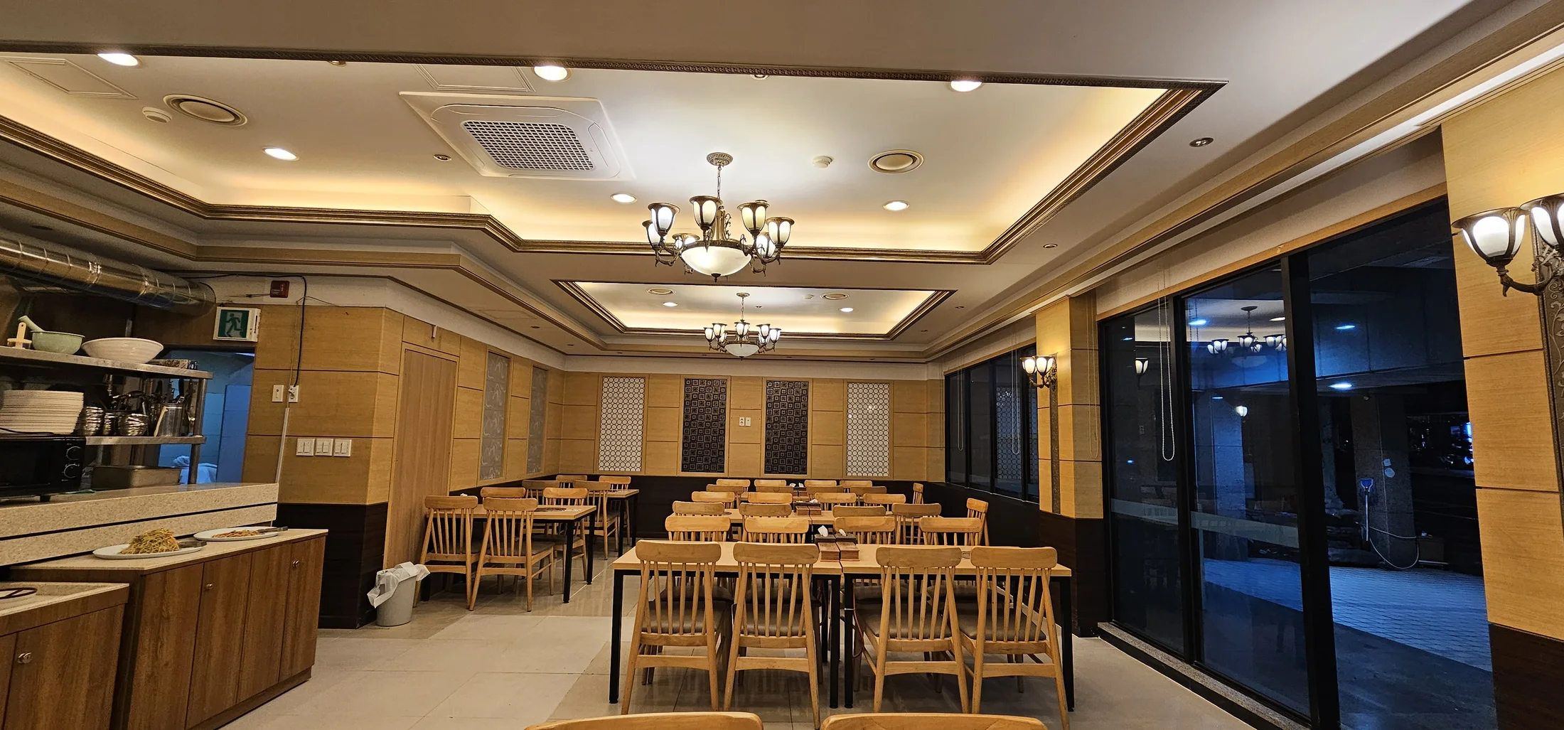 에버호텔 식당 내부와 좌석